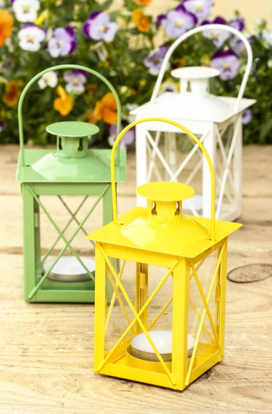 Prachtige kleurrijke lantaarns op houten tafel in zomer partij. — Stockfoto