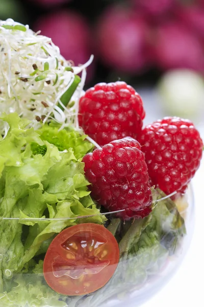 Glass goblet of fresh salad made of fruits and vegetables. — Stock Photo, Image