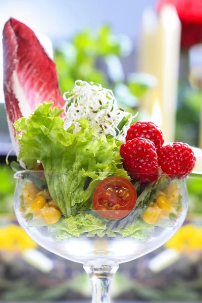 Bicchiere di insalata fresca fatta di frutta e verdura . — Foto Stock