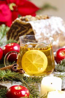 Noel masa üzerinde dumanı tüten çay bardak
