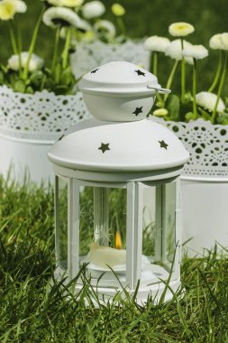 İlk cemaat için taze bahar süslemeleri