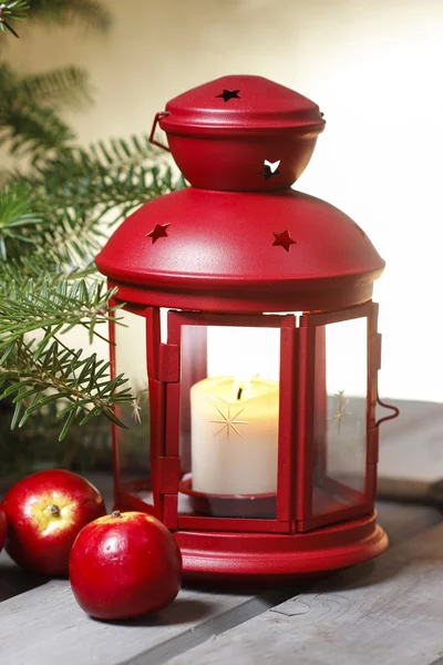 Red lantern on wooden table, under a fir branch. Selective focus — Stock Photo, Image