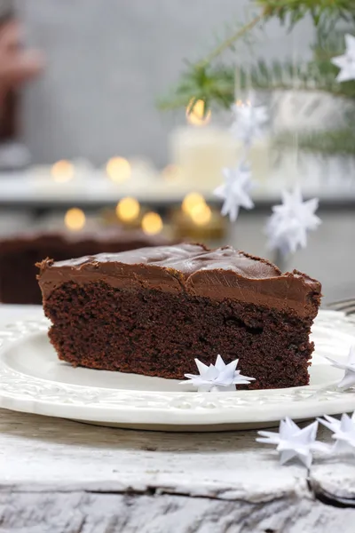 Stuk van chocolade taart in witte kerst tabel. — Stockfoto