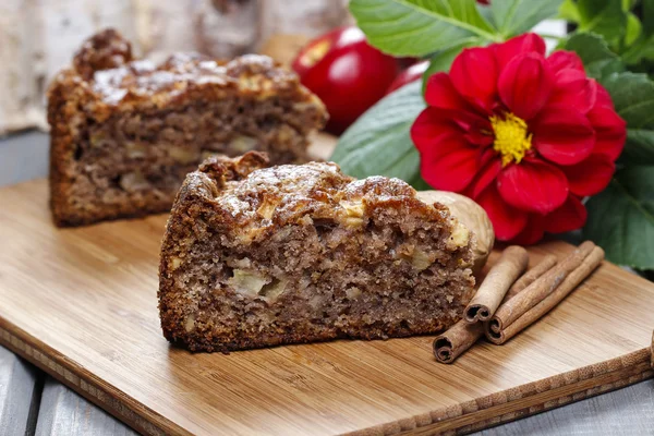 Cinnamon cake on wooden tray. — Stock Photo, Image