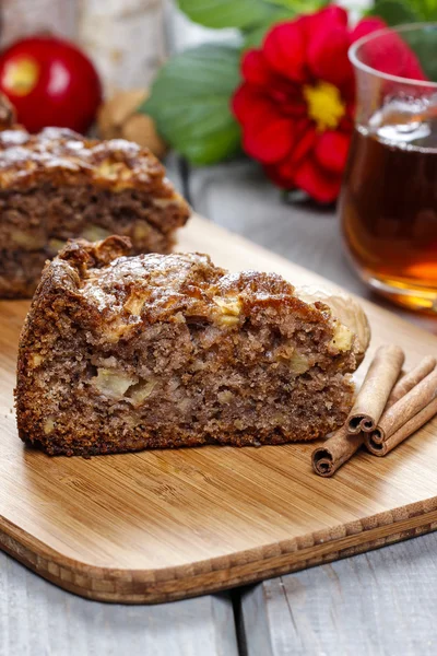 Gâteau à la cannelle sur plateau en bois . — Photo