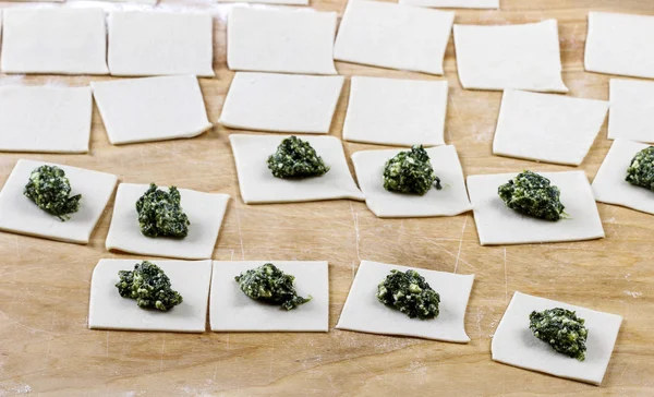 Kroki tworzenia Pierogi z brokuły i szpinak — Zdjęcie stockowe