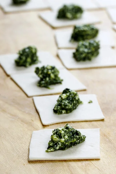 Steps of making dumplings filled with broccoli and spinach — Stock Photo, Image
