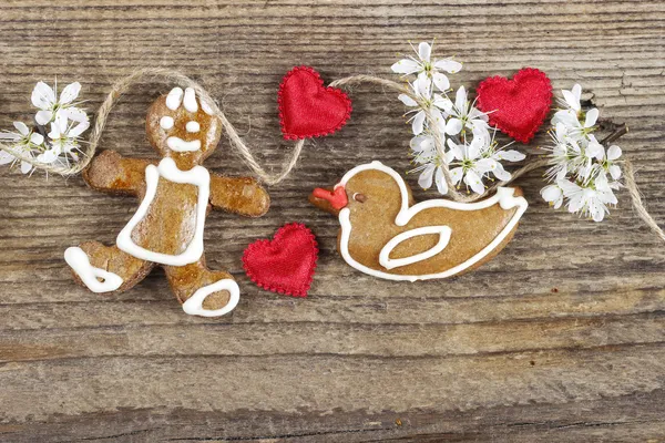 姜饼人、 甜鸭和可爱的红色心在木制的表现力 — 图库照片