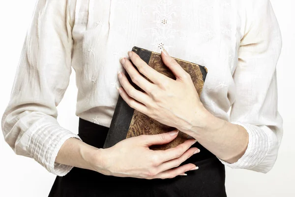 Vintage lady holding ancient book in beautiful hands — Zdjęcie stockowe