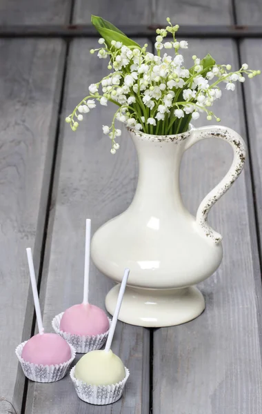 Pastel cake pops in romantic spring set. Popular american desser — Stock Photo, Image