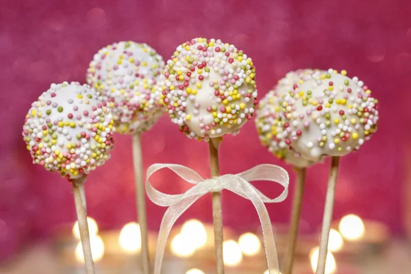 Bolo de chocolate branco pops decorados com polvilhas coloridas . — Fotografia de Stock