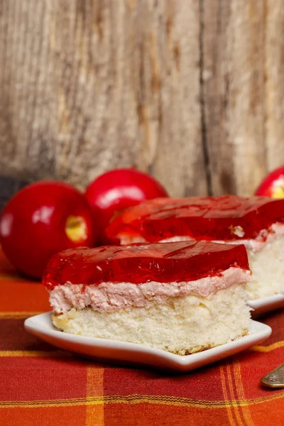 赤いナプキンに新鮮なイチゴのケーキ — ストック写真