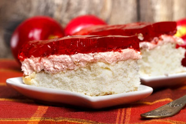 Gâteau aux fraises frais sur serviette rouge — Photo