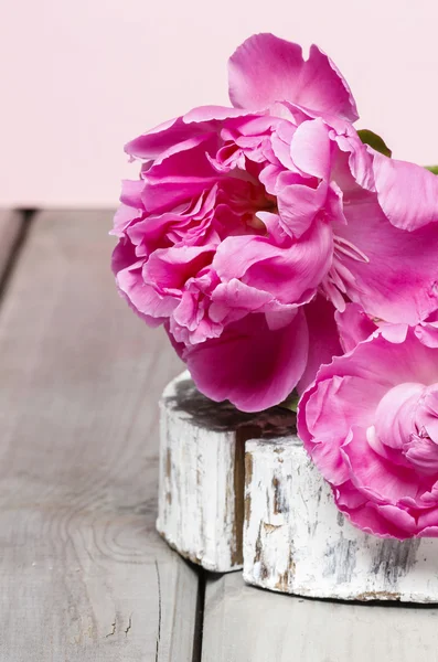 Růžová Pivoňka květ na dřevěný stůl — Stock fotografie