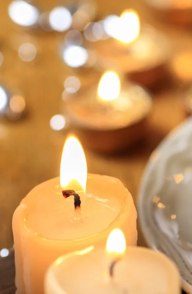 Belle candele d'oro. L'umore della vigilia di Natale. Focus selettivo — Foto Stock