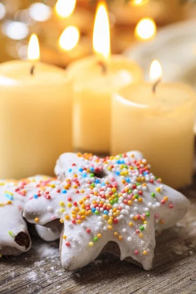 Galletas de jengibre en forma de estrella en bandeja de madera . —  Fotos de Stock