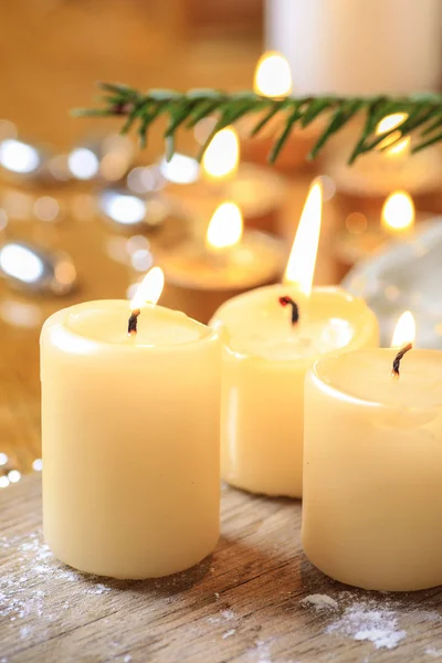 美丽的金色蜡烛。圣诞平安夜的心情。选择性焦点 — 图库照片