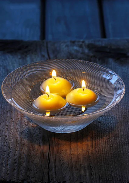 Zwevende kaarsen in water — Stockfoto