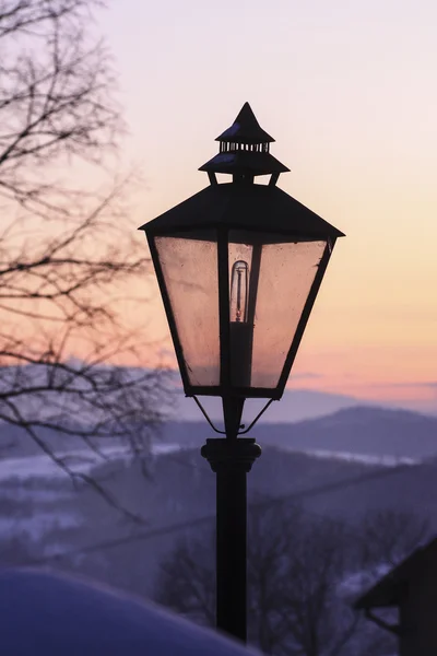 Paisagem de inverno no crepúsculo. Lanterna vintage preto — Fotografia de Stock