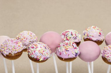 pembe pasta gri arka plan üzerine çıkar. kopya alanı