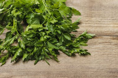 Tahta masada taze maydanoz.