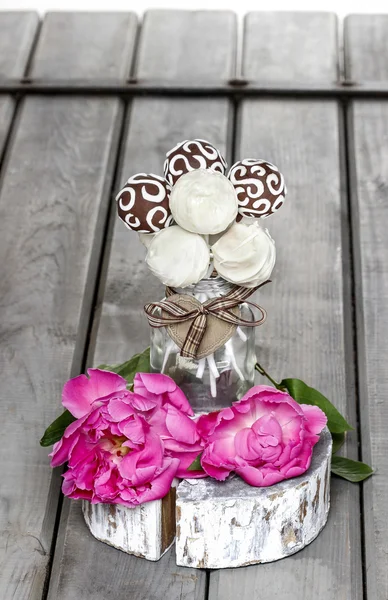 Chocolate cake pops on rustic wooden table — Stock Photo, Image
