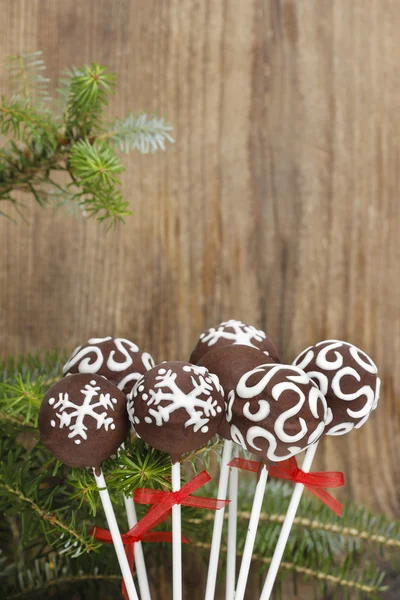 Choklad cake pops på trä bakgrund. kopia utrymme. — Stockfoto