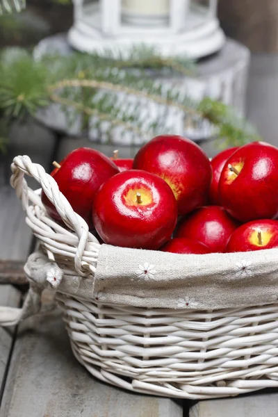 Red apples in basket. Traditional christmas setting. — Stock Photo, Image