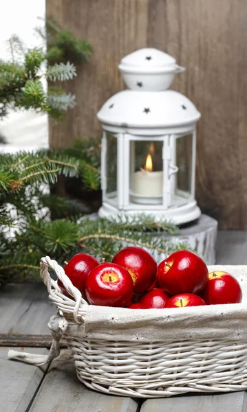 Κόκκινα μήλα στο καλάθι. παραδοσιακό χριστουγεννιάτικο περιβάλλον. — Φωτογραφία Αρχείου