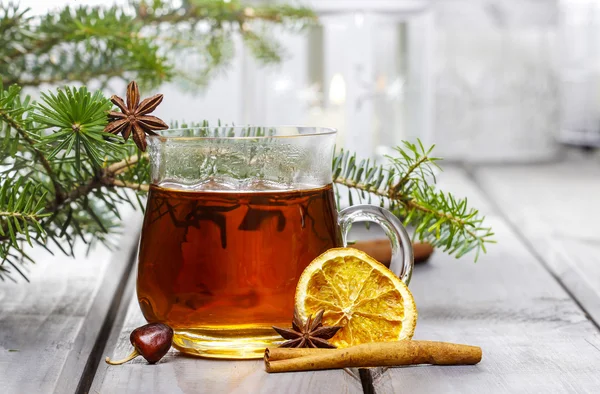 Glas heißen Tee auf Holzgrund. Kopierraum. — Stockfoto