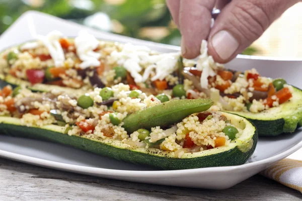 Preparación de calabacín relleno con ensalada de cuscús vegetal — Foto de Stock