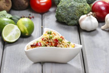 ahşap masa üzerinde taze sebze kuskus.