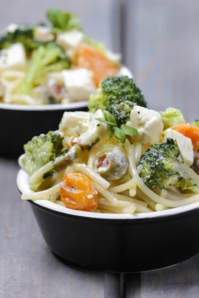 素食西兰花、 乳清、 罗勒、 胡萝卜和橄榄意面 — 图库照片