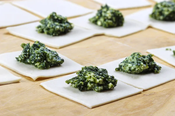 Steps of making dumplings filled with broccoli and spinach — Stock Photo, Image