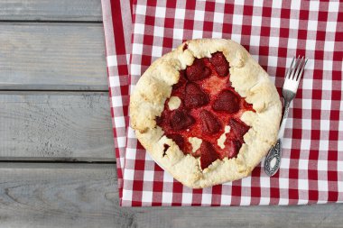 Çilekli tart üzerinde işaretli kırmızı ve beyaz masa örtüsü Grey woo