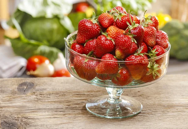 Glasschale mit frischen reifen Erdbeeren auf rustikalem Holztisch in — Stockfoto