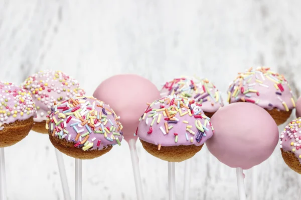 Torta rosa si apre su sfondo bianco in legno. Copia spazio — Foto Stock