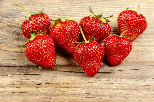 Frische Erdbeeren auf Holzgrund — Stockfoto