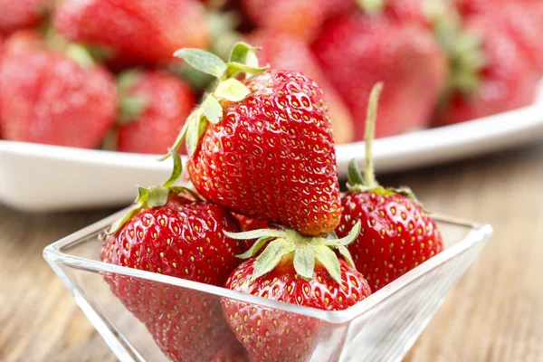 Frische reife Erdbeeren in Glasschale — Stockfoto