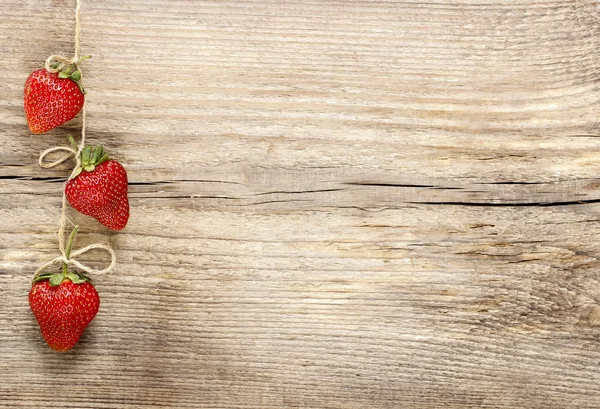 Frische reife Erdbeeren auf Holzuntergrund. Kopierraum. — Stockfoto