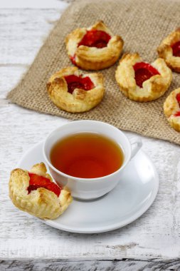 fincan çay ve ahşap rustik masa üzerinde küçük kek