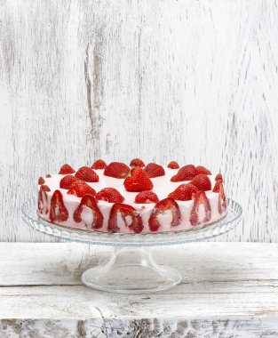 Çilekli pasta kek standı.