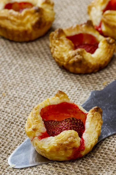 Puff pastry with fresh ripe strawberries — Stock Photo, Image