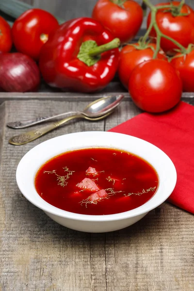 Traditionelle Rote-Bete-Suppe auf altem Holztisch — Stockfoto