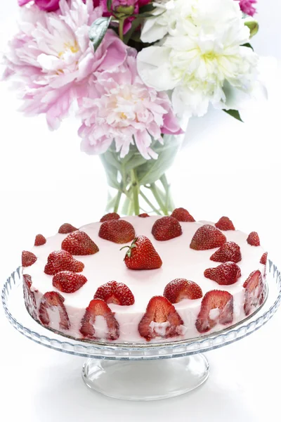 Gâteau aux fraises et pivoines roses dans le vase — Photo