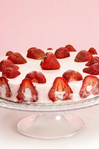 Gâteau aux fraises isolé sur fond rose — Photo