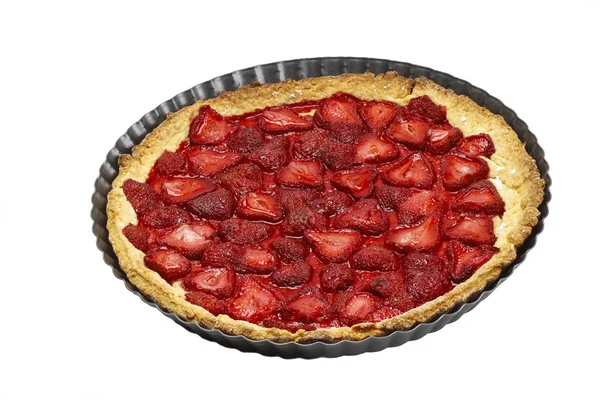 Crostata di fragole isolata su fondo bianco — Foto Stock