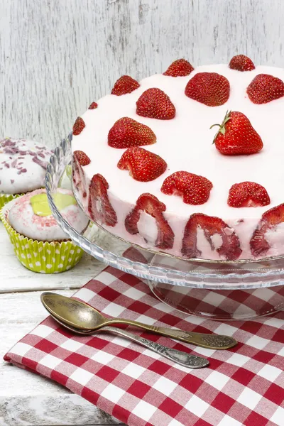 Tarta de fresa sobre mantel rojo y blanco —  Fotos de Stock