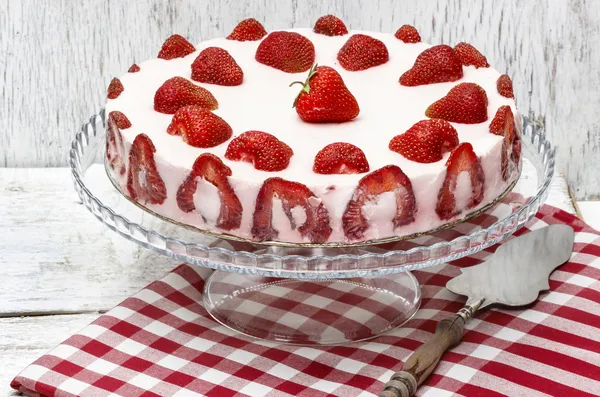 Aardbei taart op rode en witte tabel doek — Stockfoto