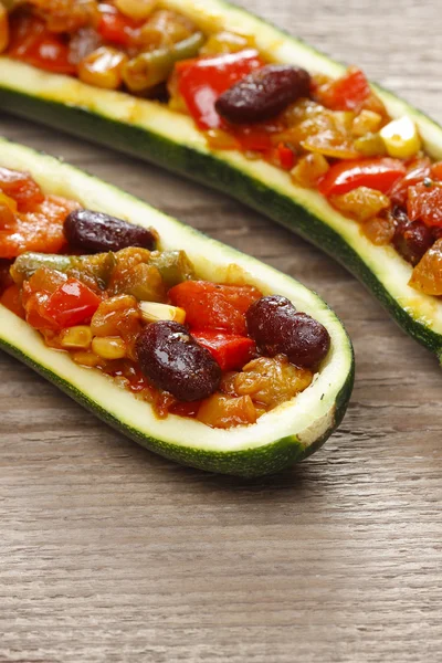 Zucchine farcite con insalata di verdure — Foto Stock